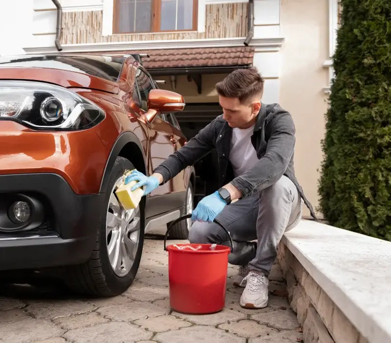 Lavage auto à domicile Beaumont-Village : professionnel intervenant sur un véhicule